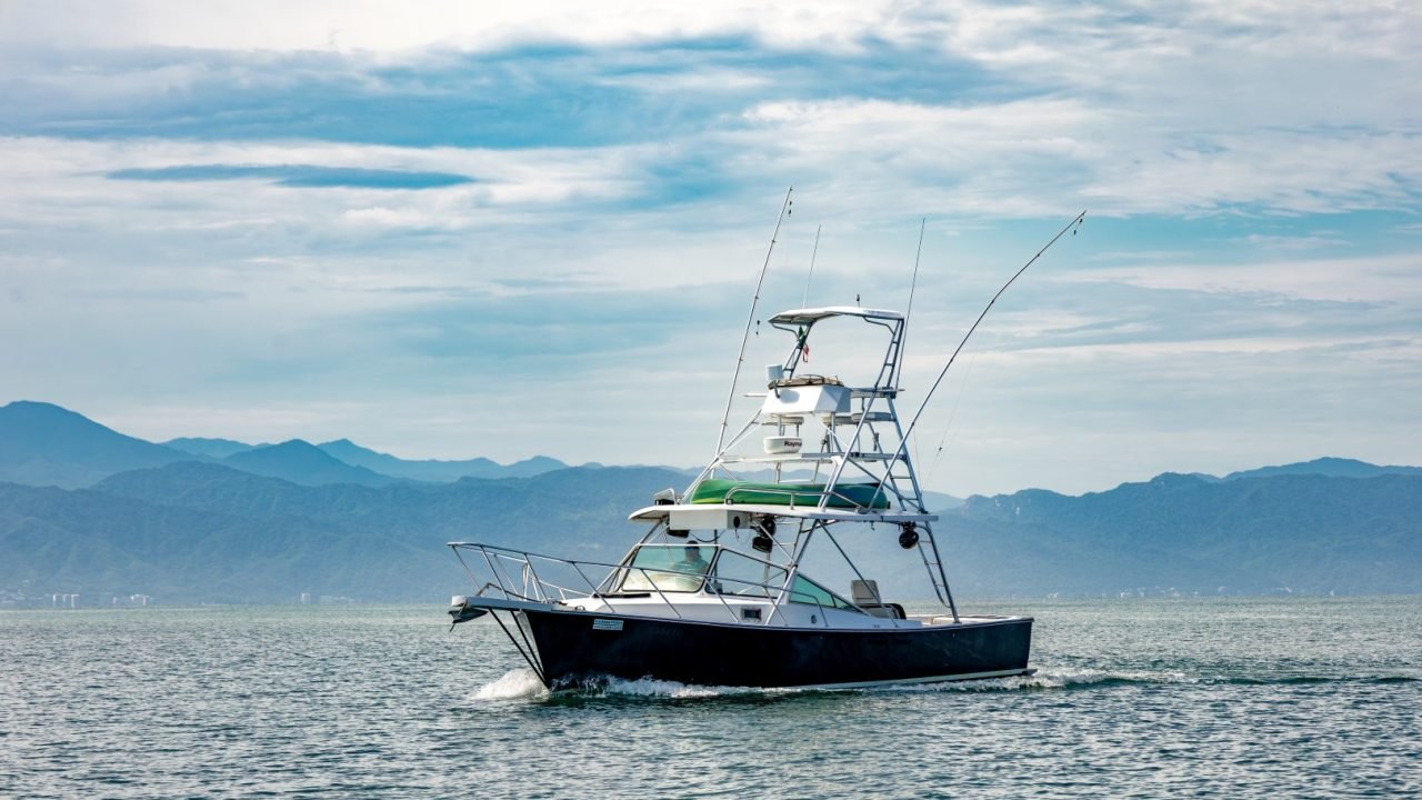 Guanatuna, Gulfstream de 34 pies con cubierta techada, navegando frente a la costa de Puerto Vallarta