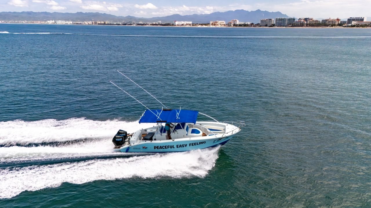 Peaceful Easy Feeling, súper panga de 32 pies de Ol' Salty's Ranch, navegando a velocidad en la Bahía de Banderas