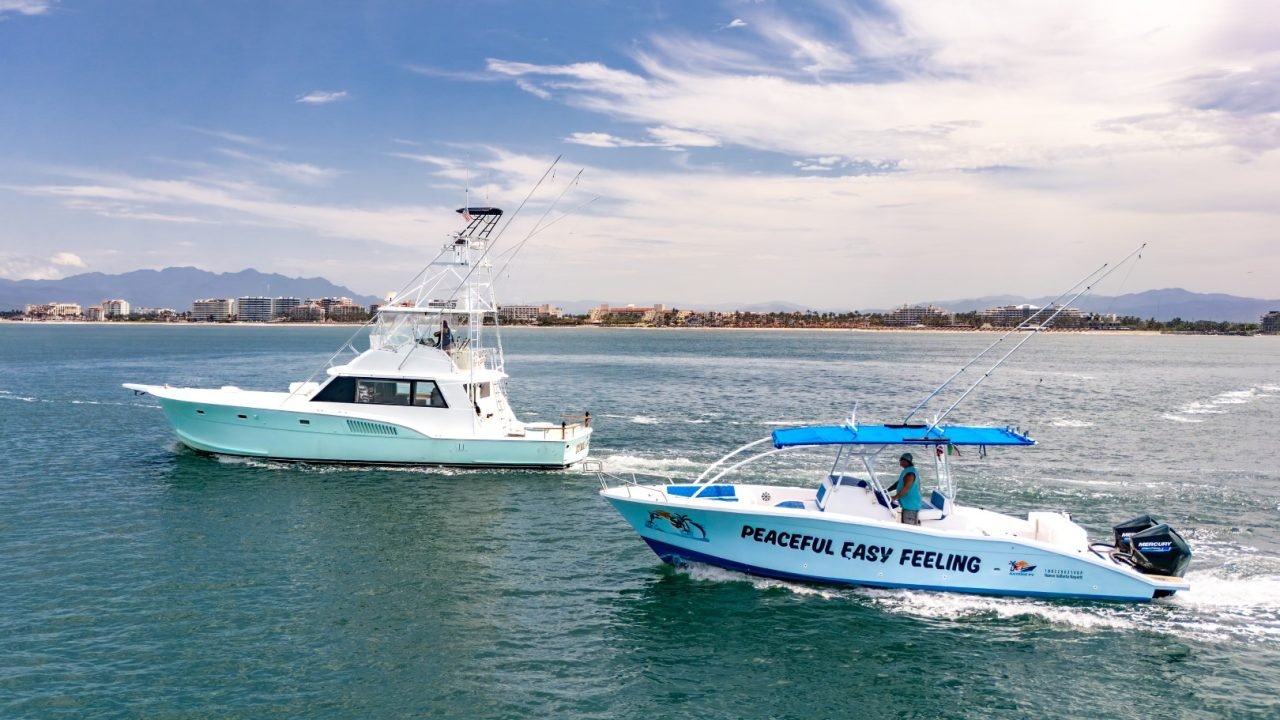 Los barcos Steel n Time y Peaceful Easy Feeling de Ol' Salty's Ranch navegando frente a la costa de Nuevo Vallarta