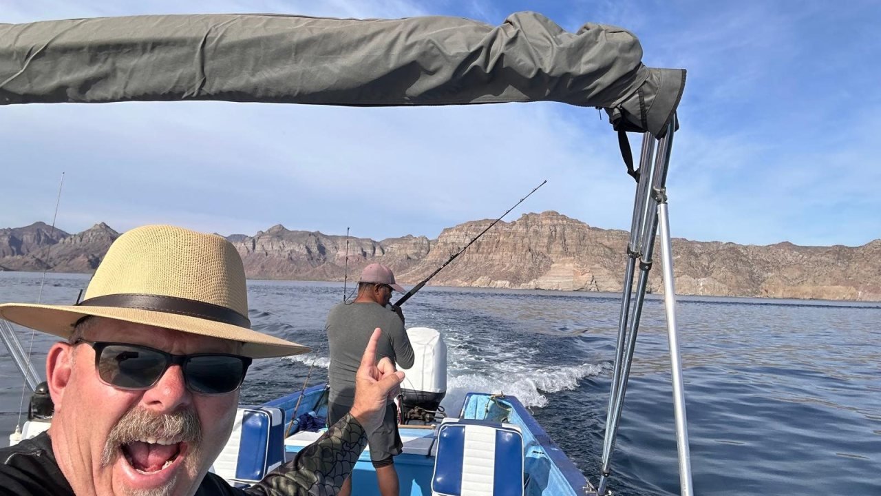 Rumbo a las islas a bordo de la panga Loreto Star, con la Sierra de la Giganta al fondo, Loreto, Baja California Sur