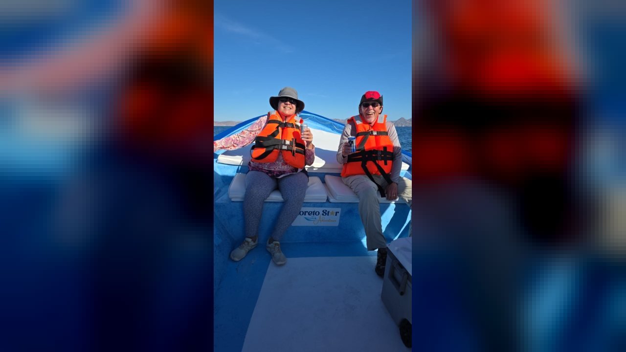 Dos pasajeros con chaleco salvavidas listos para salir a bordo de la panga Loreto Star en el muelle de Loreto