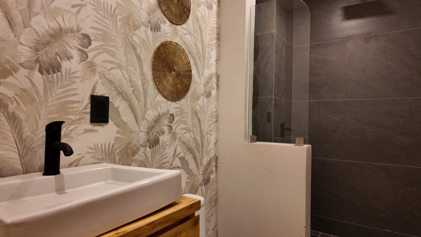 Fotografía real · detalle de acabados del baño, unidad modelo